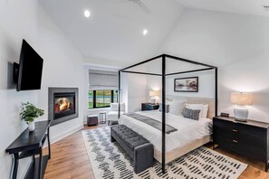 4 soverom, skrivebord, strykejern/-brett og reiseseng for barn