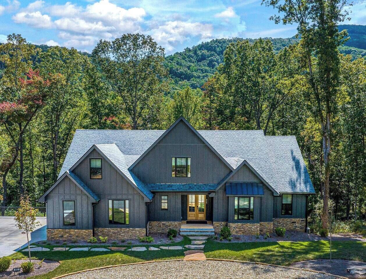 Welcome to Yonah Mountain Farmhouse! Located in the North Georgia Mountains just 10 minutes from Helen. Close to Yonah Mountain Vineyards, Serenity Cellars, and popular hiking trails like Anna Ruby Falls and Unicoi State Park.