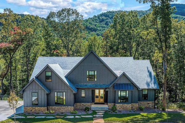 Welcome to Yonah Mountain Farmhouse! Located in the North Georgia Mountains just 10 minutes from Helen. Close to Yonah Mountain Vineyards, Serenity Cellars, and popular hiking trails like Anna Ruby Falls and Unicoi State Park.
