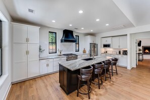 Kjøleskap, mikrobølgeovn, ovn og kokeplater