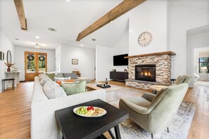 Smart-TV, Kamin, Videospiele, Tischtennisplatte