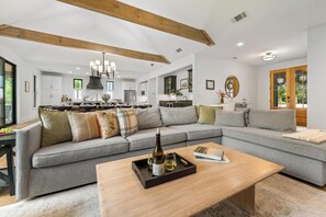 Smart-TV, Kamin, Videospiele, Tischtennisplatte