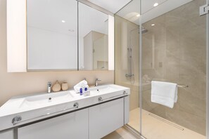 Badewanne, Haartrockner, Handtücher, Toilettenpapier