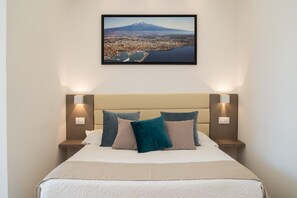 Deluxe Quadruple Room | Minibar, in-room safe, desk, laptop workspace - Paradise Sicily Rooms (Calatabiano)