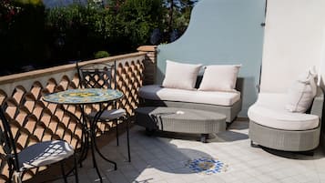 Deluxe-Vierbettzimmer | Terrasse/Patio