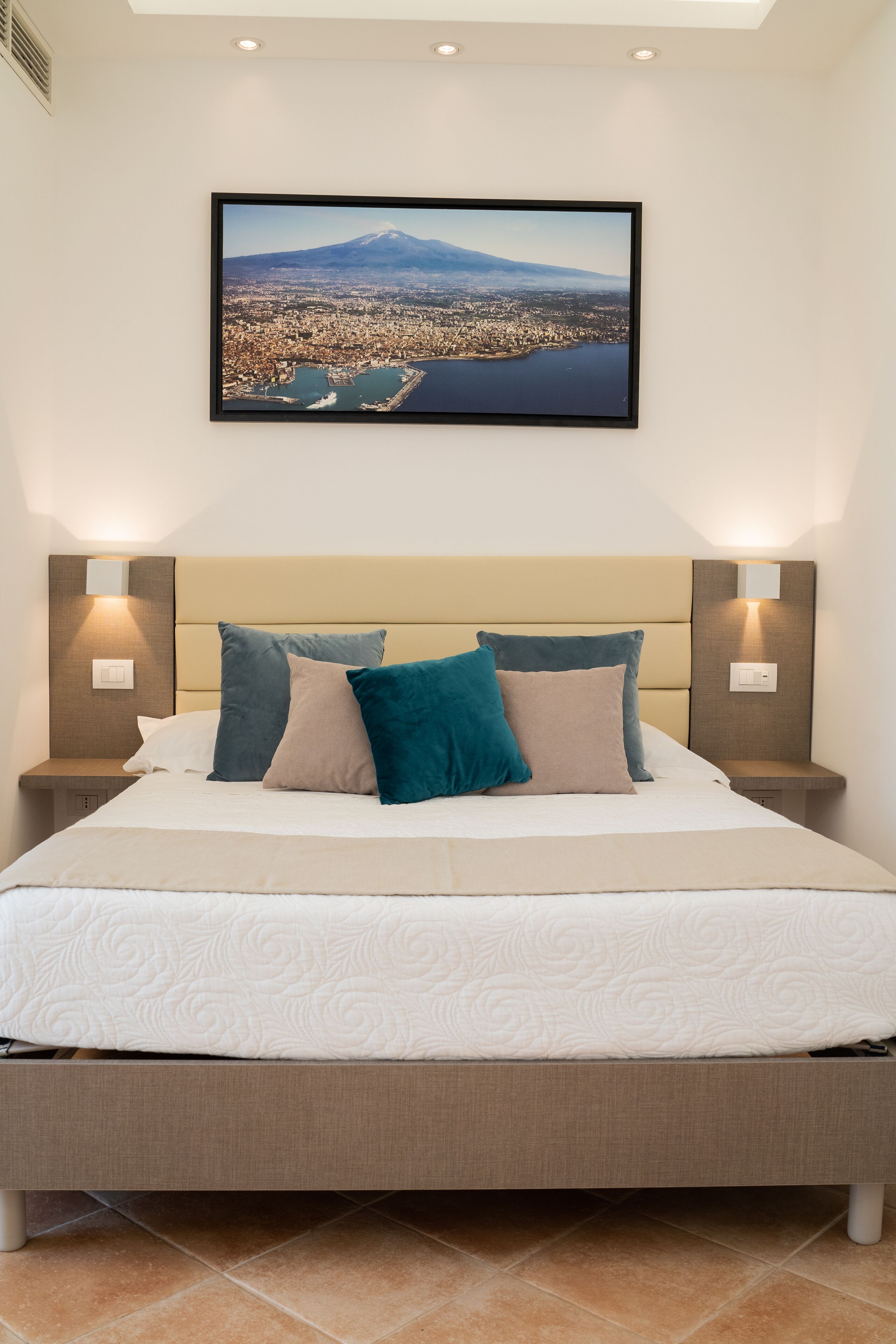 Minibar, Zimmersafe, Schreibtisch, laptopgeeigneter Arbeitsplatz