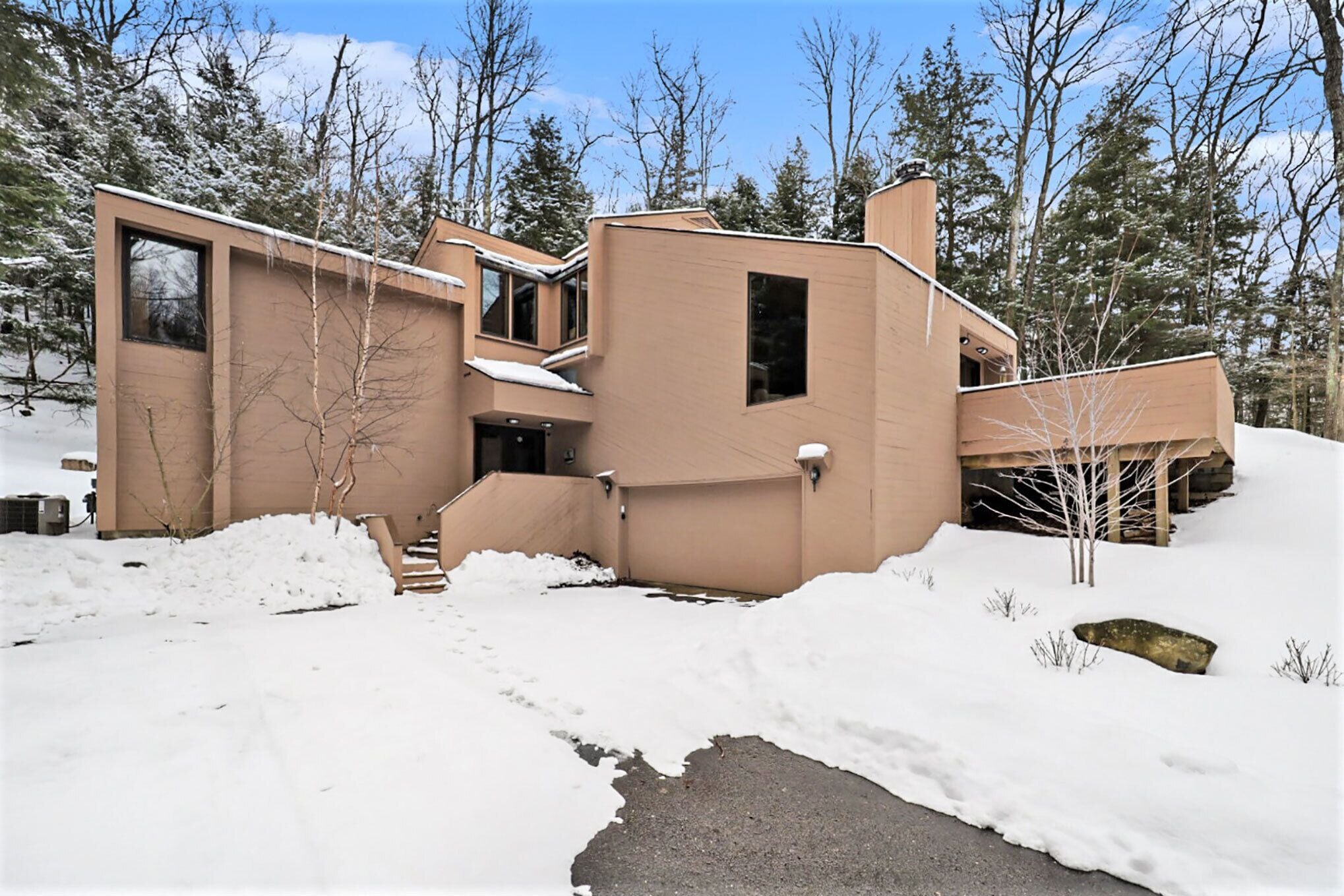 Welcome to the Relaxing Northern Lodge in Michigan’s premier Birchwood Farms Golf and Country Club