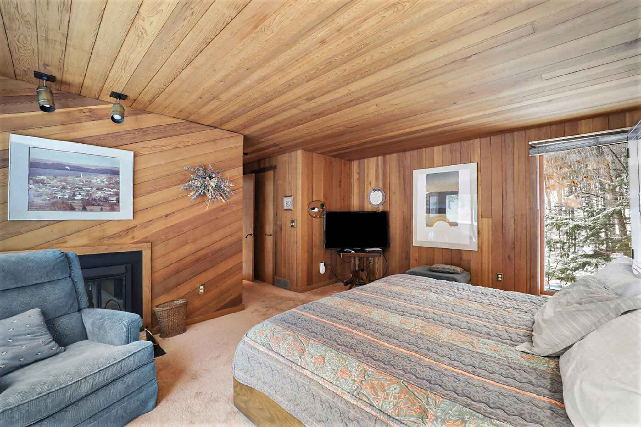 Welcome to the Relaxing Northern Lodge in Michigan’s premier Birchwood Farms Golf and Country Club