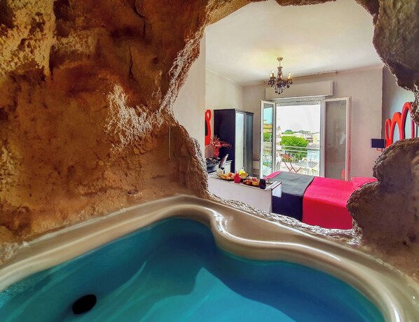 Deluxe-Doppelzimmer, Whirlpool | Zimmersafe, individuell eingerichtet, Schreibtisch, kostenloses WLAN