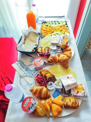 Un ricco buffet per la colazione con cibi e bevande assortite.