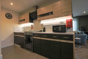 Appartamento, 2 letti queen | Cucina privata | Frigorifero, microonde, forno, piano cottura