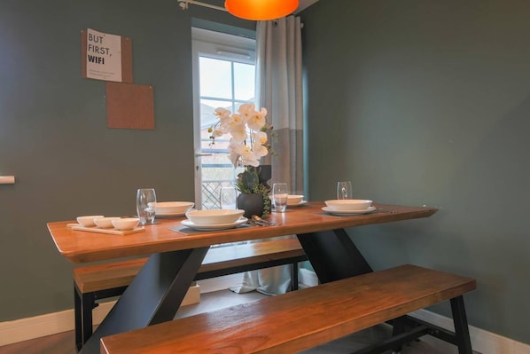 Apartment, 2 Queen Beds | Dining