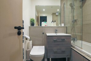 Apartment, 2 Queen Beds | Bathroom | Combined shower/tub, deep soaking tub, hair dryer, towels - 2-bed Apartment in Central Cardiff With Parking (Cardiff)