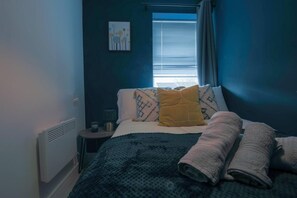 Apartment, 2 Queen Beds | 2 bedrooms, iron/ironing board, free WiFi, bed sheets - 2-bed Apartment in Central Cardiff With Parking (Cardiff)