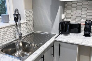 Appartement, 1 grand lit et 1 canapé-lit | Cuisine privée | Réfrigérateur, micro-ondes, four, plaque de cuisson