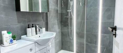 Appartement, 1 grand lit et 1 canapé-lit | Salle de bain