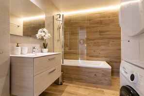 Bañera, secador de pelo, toallas