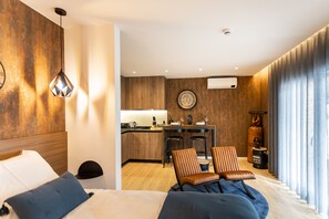 Een strijkplank/strijkijzer, wifi, beddengoed