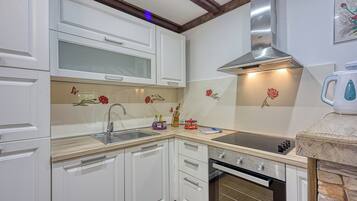 Nhà dành cho gia đình, 2 phòng ngủ (Wellness House On The River Kupa) | Bếp riêng | Tủ lạnh, lò vi sóng, lò nướng, bếp nấu