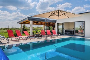 Una piscina al aire libre de temporada, una piscina climatizada