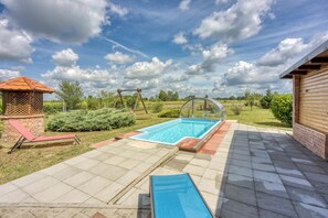 Familjehus - flera sovrum (Wellness House On The River Kupa) | Pool | En sÀsongsöppen utomhuspool och uppvÀrmd pool