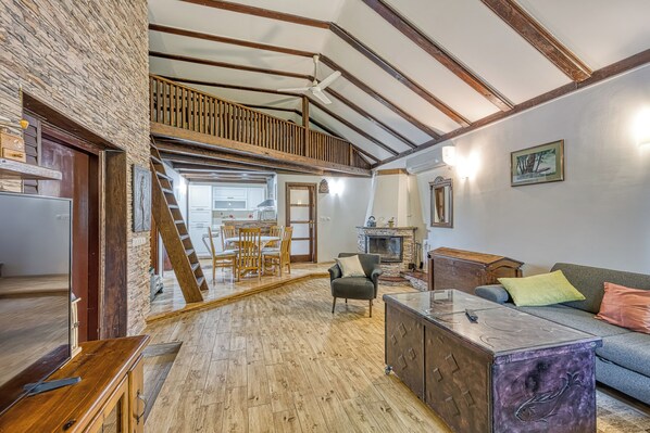 Familjehus - 2 sovrum (Wellness House On The River Kupa) | Vardagsrum | Platt-tv och eldstad