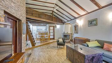 Flat-screen TV, fireplace