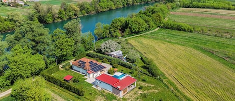 Ein ländliches Anwesen mit Haus, Solaranlage und Schwimmbad.