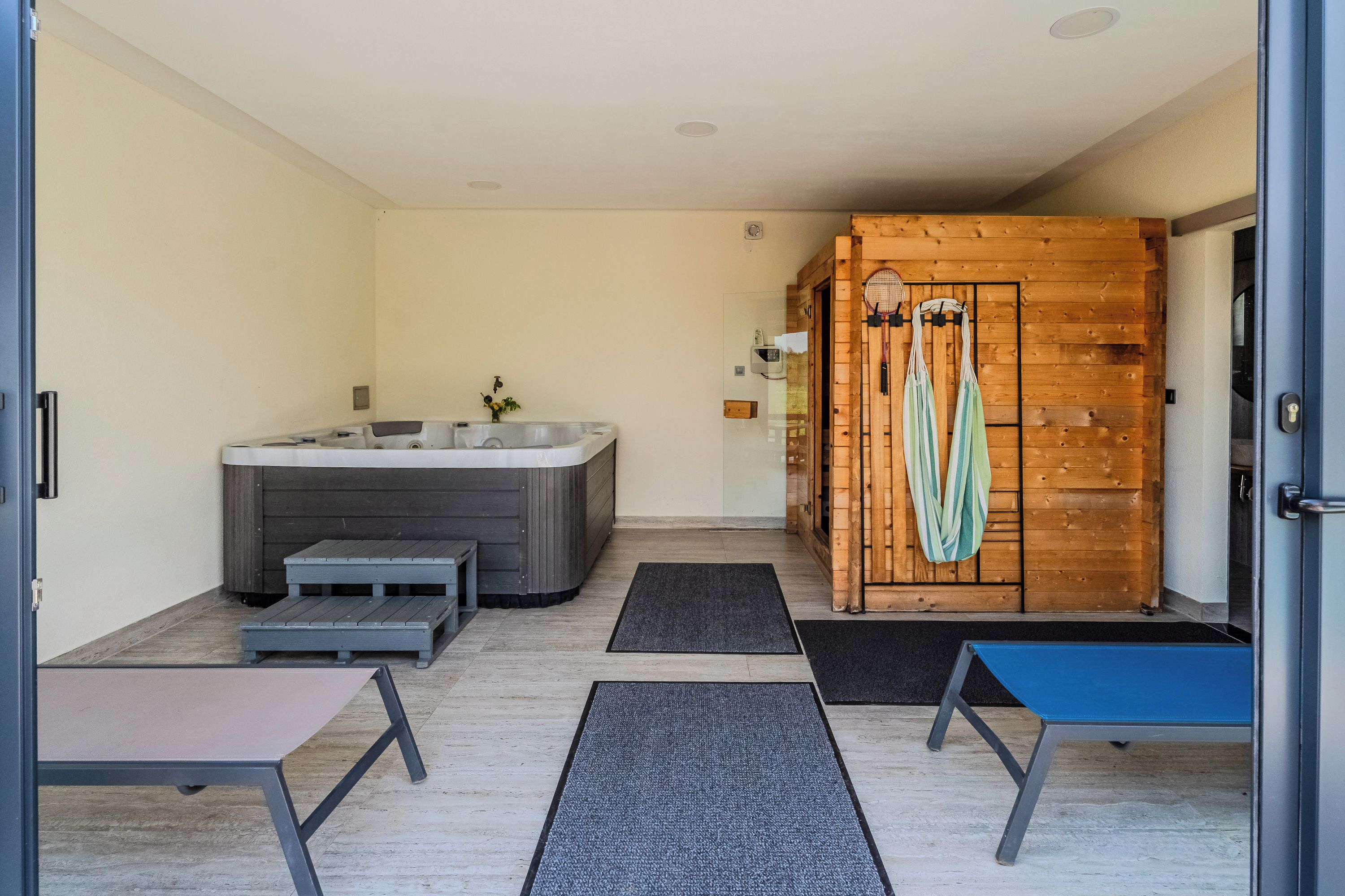 Un baño moderno con bañera, ducha y pared de madera.