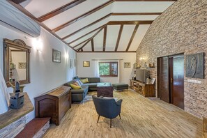 家庭独立别墅, 多间卧室 (Wellness House On The River Kupa) | 起居区 | 平板电视、壁炉