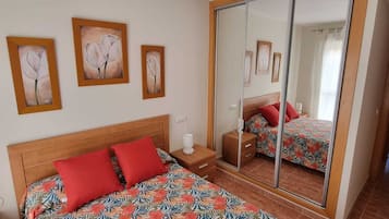 2 bedrooms, travel cot, WiFi, bed sheets