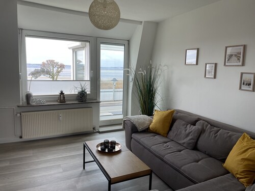 Ferienwohnung mit Direktem Meerblick und Wintergarten