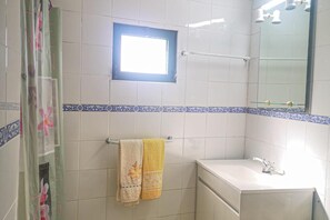 Shower, hair dryer, towels - Casa do Rosa - Sleeps 6 - Parking - Wifi (Mertola)