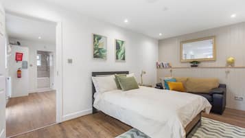 2 bedrooms, travel cot, WiFi, bed sheets