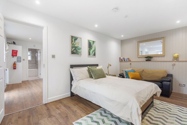 2 bedrooms, travel cot, WiFi, bed sheets