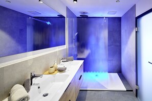 Premium Apartment | Bathroom | Shower, hair dryer, towels, soap - Maximilian Appartements (Schwangau)