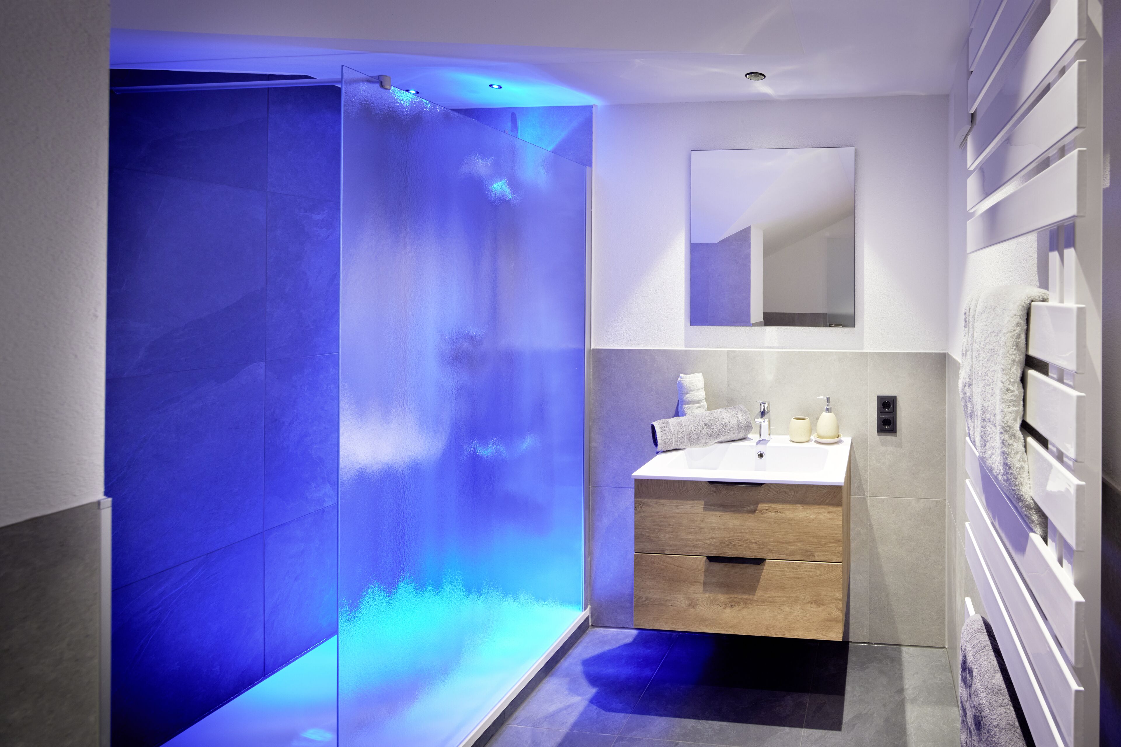 Superior-Apartment, 2 Schlafzimmer, Nichtraucher, Seeblick | Badezimmer | Dusche, Haartrockner, Handtücher, Seife