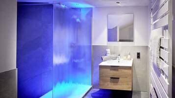 Superior-Apartment, 2 Schlafzimmer, Nichtraucher, Seeblick | Badezimmer | Dusche, Haartrockner, Handtücher, Seife