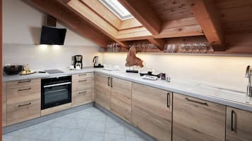 Traditional-Apartment, 1 Schlafzimmer, Nichtraucher, Bergblick | Eigene Küche | Großer Kühlschrank, Ofen, Herdplatte, Geschirrspüler