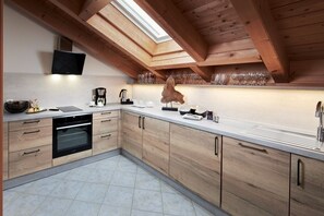 Traditional Apartment, 1 Bedroom, Non Smoking, Mountain View | Private kitchen | Full-size fridge, oven, stovetop, dishwasher