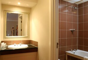 Chambre Double Standard, 1 lit double, non-fumeur, baignoire | Salle de bain