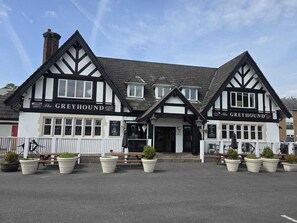 Exterior - The Greyhound Hotel (Leigh)