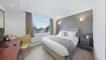 Dobbeltrom – superior | Skrivebord, strykejern/-brett, wi-fi (inkludert) og sengetøy