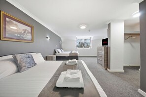 Family Twin Room | Desk, iron/ironing board, free WiFi, bed sheets - The Greyhound Hotel (Leigh)