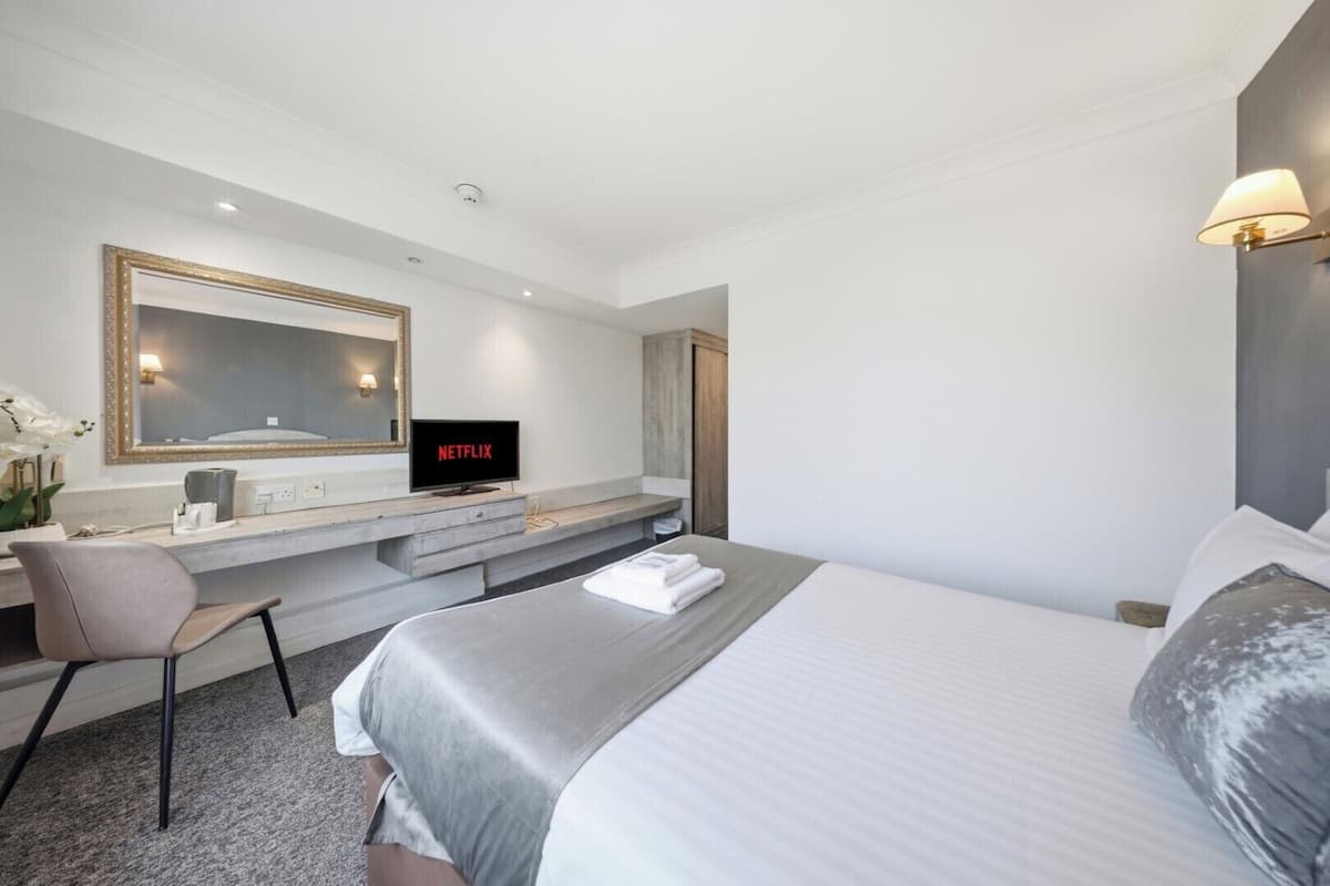 Standard Double Room, 1 Double Bed, Non Smoking, Bathtub | Desk, iron/ironing board, free WiFi, bed sheets