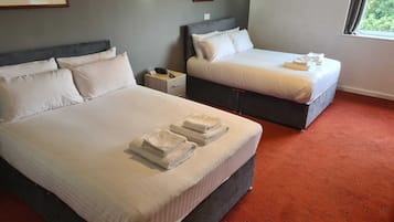 Phòng 2 giường đơn Deluxe, 2 giường đôi, không hút thuốc, bồn tắm | 1 phòng ngủ, bàn, bàn ủi/dụng cụ ủi quần áo