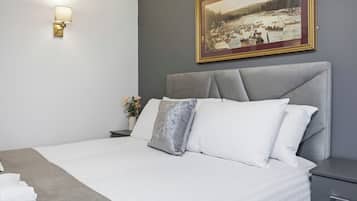 Dobbeltrom – standard, 1 dobbeltseng, ikke-røyk, badekar | Skrivebord, strykejern/-brett, wi-fi (inkludert) og sengetøy