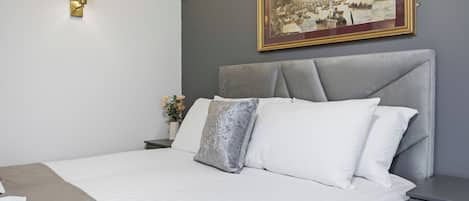 Standard-Doppelzimmer, 1 Doppelbett, Nichtraucher, Badewanne | Schreibtisch, Bügeleisen/Bügelbrett, kostenloses WLAN, Bettwäsche