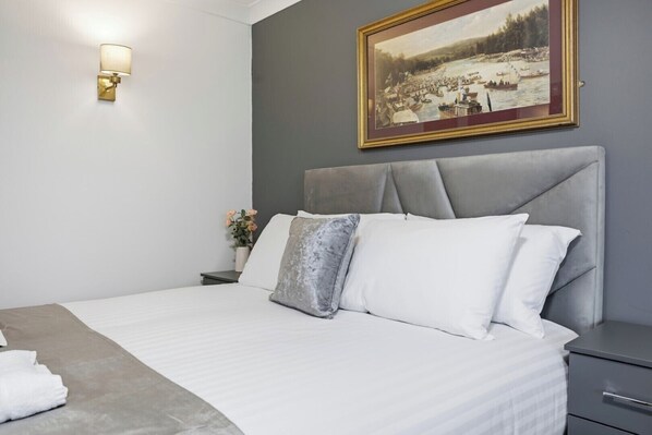 Standard Double Room, 1 Double Bed, Non Smoking, Bathtub | Desk, iron/ironing board, free WiFi, bed sheets