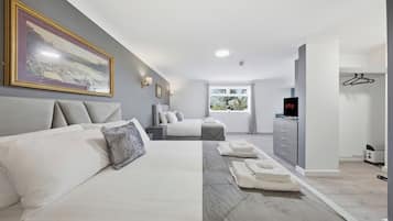 Deluxe-Zweibettzimmer, Mehrere Betten, Nichtraucher, Badewanne | Badezimmer